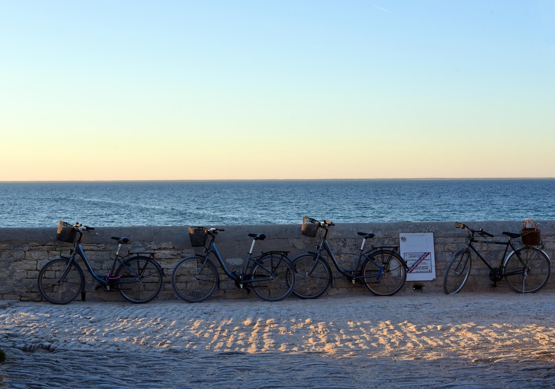 Paysage de l'île de Ré avec l'océan et des vélos, en Charente-Maritime