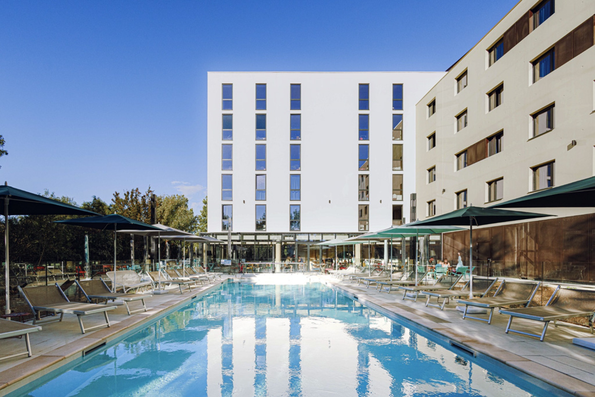 piscine extérieure dans l'hôtel 2 étoiles ibis budget La Rochelle Centre
